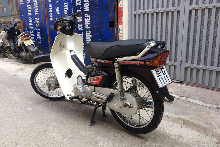 Thế hệ Honda Super Dream 100 cuối cùng được sản xuất trước khi "nhường chỗ" cho phiên bản Super Dream 110 có khá nhiều thay đổi lớn, trong đó bao gồm phần đầu với chóa đèn lớn hơn, sáng hơn (thường được người chơi xe gọi là "đầu dài") cùng mặt nạ hình chữ V sắc sảo hơn.