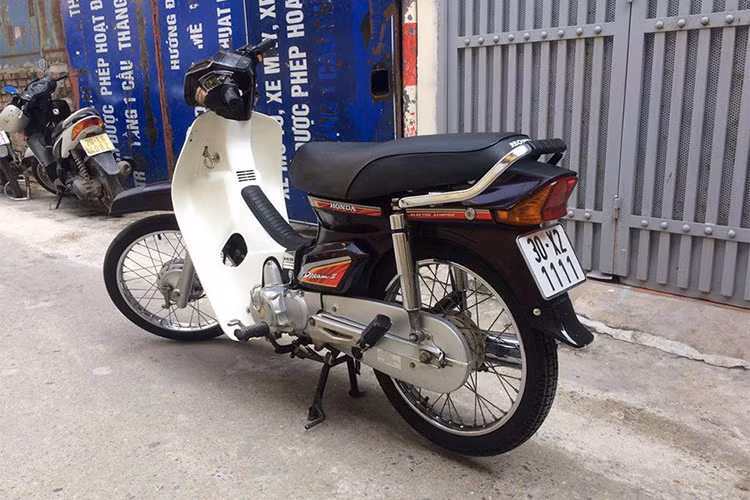 Thế hệ Honda Super Dream 100 cuối cùng được sản xuất trước khi "nhường chỗ" cho phiên bản Super Dream 110 có khá nhiều thay đổi lớn, trong đó bao gồm phần đầu với chóa đèn lớn hơn, sáng hơn (thường được người chơi xe gọi là "đầu dài") cùng mặt nạ hình chữ V sắc sảo hơn.