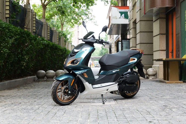 Là mẫu xe tay ga cấp thấp của thương hiệu liên doanh Peugeot, mẫu xe tay ga Peugeot SPEEDFIGHT 4+ 2024 mới thu hút người tiêu dùng bởi thiết kế độc đáo và những giá trị tuyệt vời của chiếc xe mang lại so với số tiền bỏ ra. Xe chủ yếu nhắm đến những người tiêu dùng muốn tìm một giải pháp cân bằng, niềm vui lái xe và tính thực tế...