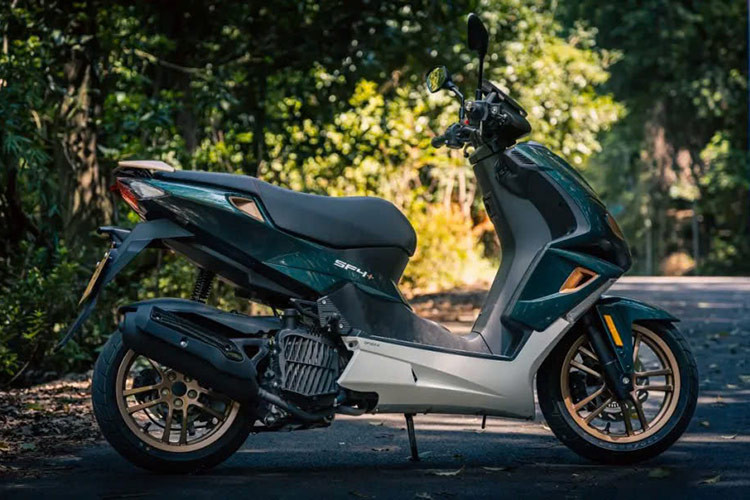 Về ngoại hình, mẫu xe ga Peugeot SPEEDFIGHT 4+ được định vị cho những người tiêu dùng trẻ theo đuổi thời trang, cá tính hóa và đam mê công nghệ. Xe sở hữu phong cách thể thao, các đường nét trên thân xe mượt mà và đầm chắc, đầy sức mạnh và tốc độ, giảm lực cản gió và cải thiện độ ổn định khi lái xe.