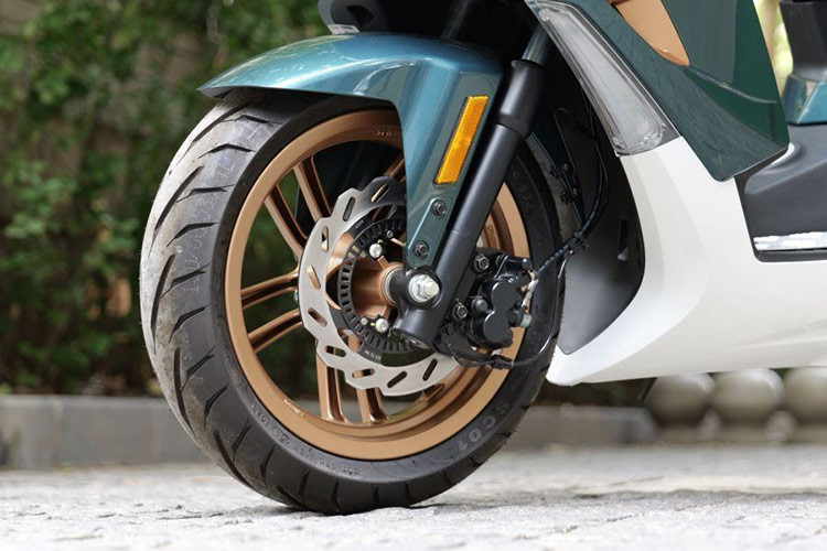 Hệ thống ABS hai kênh đảm bảo an toàn khi lái xe một cách hiệu quả và ngăn ngừa hiện tượng bó cứng bánh khi phanh khẩn cấp để tránh mất kiểm soát cũng là điểm đáng tiền trên chiếc Peugeot SPEEDFIGHT 4+ thế hệ mới.