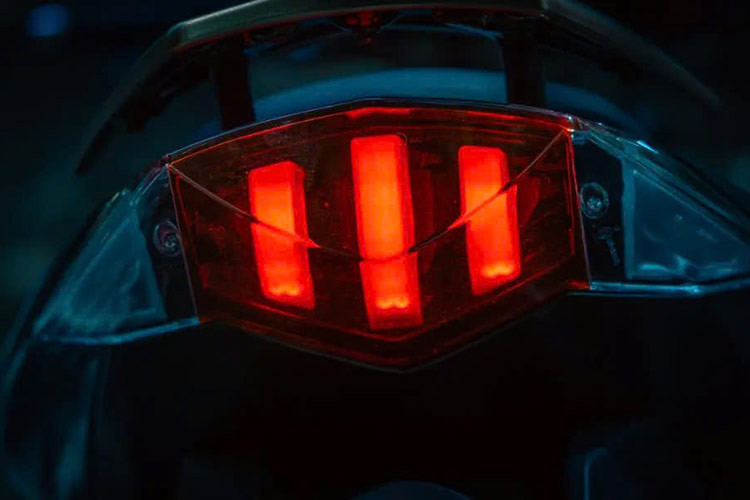 Tay lái xe được thiết kế công thái học và hệ thống giảm xóc được điều chỉnh cẩn thận giúp giảm mệt mỏi, mang lại trải nghiệm lái thoải mái. Kích thước thân xe hợp lý và thiết kế chiều cao yên giúp người lái có chiều cao khác nhau dễ dàng điều khiển. 