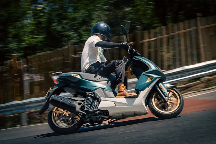 Tại thị trường Trung Quốc, giá xe Peugeot SPEEDFIGHT 4+ được bán ra với một phiên bản duy nhất với mức 13.800 nhân dân tệ (khoảng 45 triệu đồng). Mẫu xe này được hãng đưa ra ở phân khúc tầm trung, cạnh tranh với Honda Airblade, Vario và Yamaha NVX 155 nhưng trang bị vượt trội hơn.