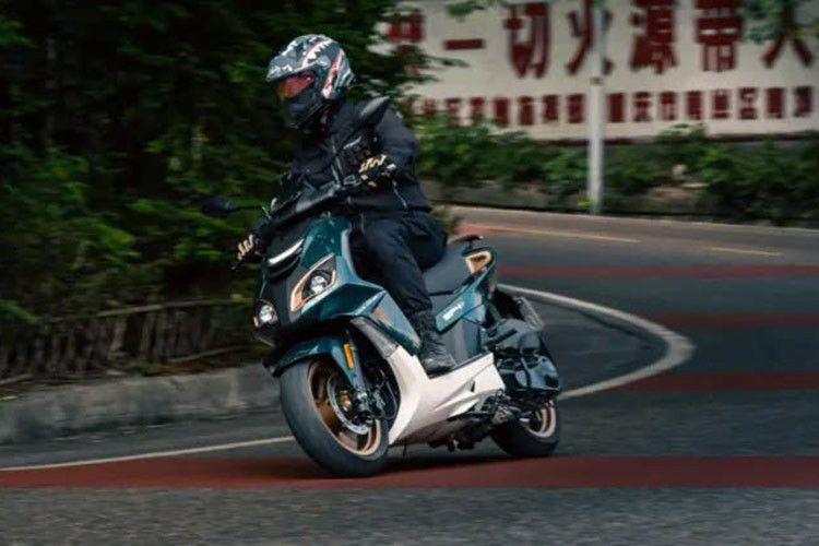 Những người đam mê môtô và chú ý đến hiệu suất của xe có thể sẽ cảm thấy hài lòng về sức mạnh và khả năng xử lý của xe. Người đi lại cơ bản trong thành phố sẽ đánh giá cao sự tiện lợi và thiết thực, đặc biệt là sự yên tâm nhờ các tính năng an toàn tuyệt vời.