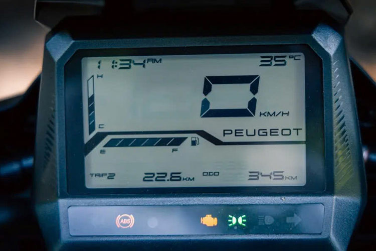 Hệ thống đồng hồ, màn hình đồng hồ LCD toàn màn hình 5 inch rõ ràng, tinh tế, thông tin chính xác và dễ đọc. Về độ thoải mái, kích thước thân xe và chiều dài cơ sở hợp lý, đệm ngồi thoải mái, hệ thống giảm xóc lọc va chạm hiệu quả.