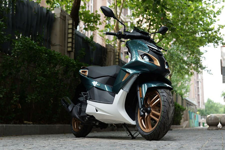 Dù là mẫu xe có giá bán thấp nhất của liên doanh nhưng Peugeot SPEEDFIGHT 4+ lại được trang bị một khối động cơ với sức mạnh tương đối mạnh mẽ 150cc cho công suất tối đa 12,6 mã lực và mô-men xoắn cực đại 13,2 Nm. Sức mạnh này vượt trội hơn so với mẫu Django Classic cùng mức giá bán.