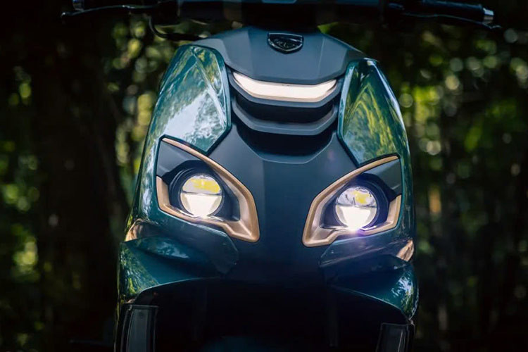 Các chi tiết được thiết kế khá đẹp mắt và vừa vặn với người dùng trẻ, tay lái trần và nắp dụng cụ được thiết kế lại đơn giản và trang nhã, dễ vận hành. Đèn pha thấu kính quang học kép dạng LED và đèn hậu hình móng vuốt sư tử dễ nhận biết và mang đặc trưng của thương hiệu.