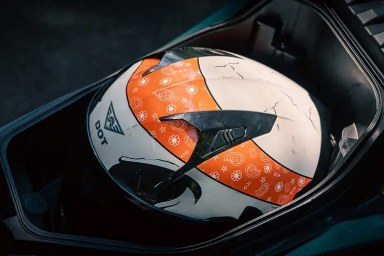 Về trang bị an toàn, Peugeot SPEEDFIGHT 4+ có chức năng ngắt điện tự động khi xảy ra sự cố giúp ngăn ngừa tai nạn. Cổng sạc USB đáp ứng nhu cầu sạc cho các thiết bị điện tử, đồng thời không gian chứa đồ rộng dưới yên xe rất tiện lợi.