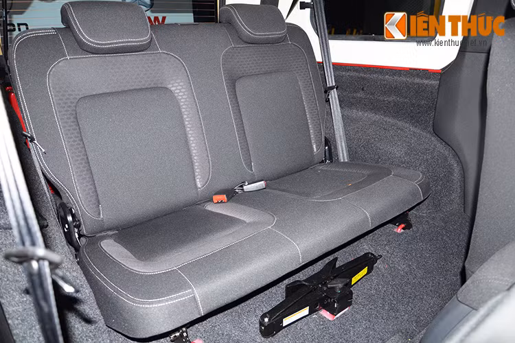 Là mẫu xe địa hình 4 chỗ, BAIC X424 sở hữu hai hàng ghế trước sau với ghế ngồi đủ cho 4 người. Trang bị nội thất trên xe chủ yếu bọc bằng nỉ. Trang bị lót nỉ được sử dụng trên ghế và thành xe...