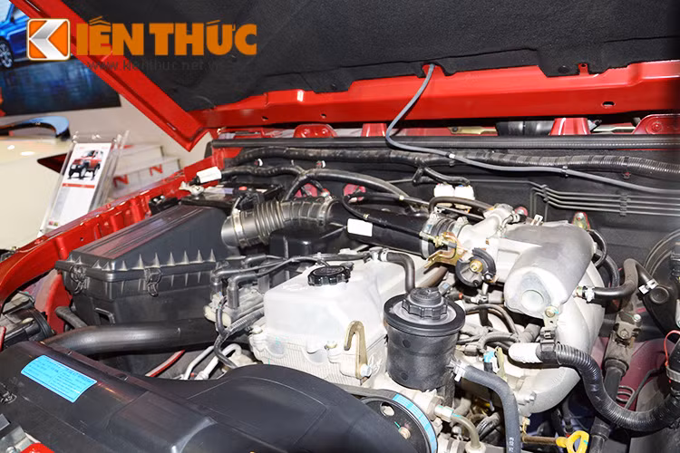 Hệ dẫn động 4 bánh, hộp số sàn với cơ cầu cài cầu bằng cần số tay. Hệ thống treo trước xương đòn kép, treo sau độc lập đa điểm. Mức tiêu thụ nhiên liệu theo công bố là 11,3 lít/100km.