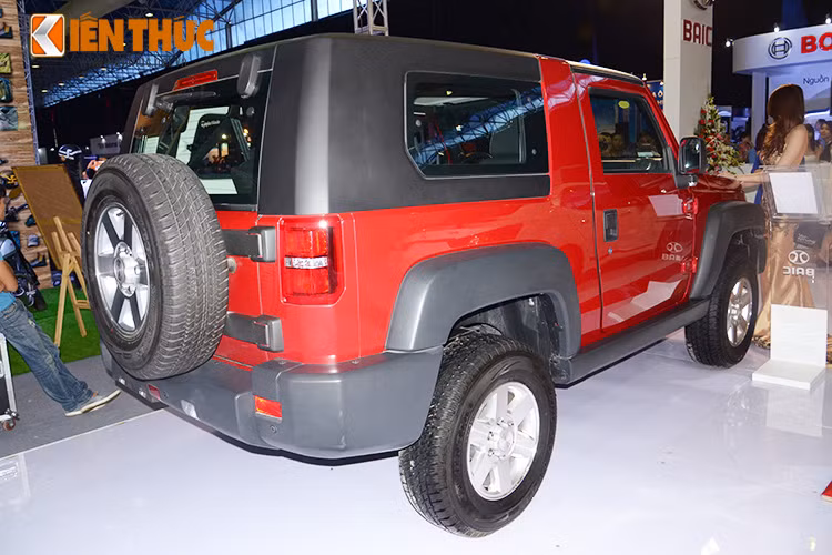 Xe được thiết kế với nóc xe, cửa xe và kính chắn gió có thể tháo rời tương tự Jeep Wrangler. Điểm nhấn ở đầu xe với tản nhiệt kiểu ô cửa sổ nhỏ, cản trước lớn và vuông vức thích hợp lắp tời kéo