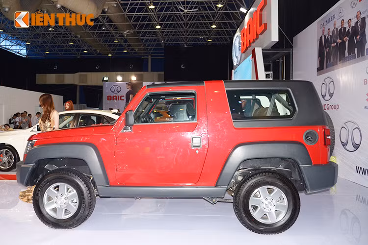 BAIC X424 sở hữu thiết kế bên ngoài mang nhiều nét gợi nhớ đến dòng xe đình đám Jeep Wrangler huyền thoại của hãng xe Mỹ, với kiểu dáng thiết kế vuông vức từ ca-pô cho đến kiểu nóc và cửa sau mở hai lớp. 