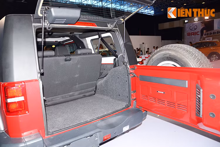 X424 dùng cỡ lốp 235/75 R16 nhưng có thêm các tuỳ chọn 245/65 R17, 245/50 R20. Bên cạnh đó, cốp sau cũng có cửa mở giống như Jeeep với khoang chưa hành lý phía sau với cửa mở rộng.