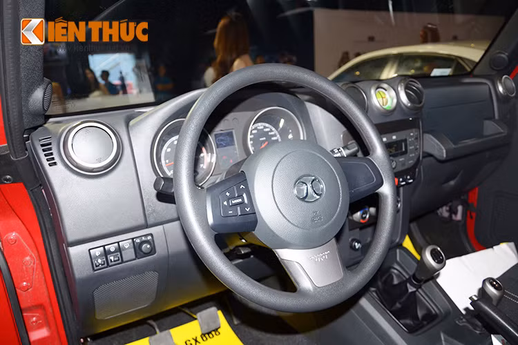 Xe sở hữu hệ thống giải trí với đầu đọc CD/MP3, 2 loa stereo đặt trên trần xe. Đáng chú ý, hốc gió điều hoà có thể tháo ra và biến thành hộc lạnh (để lon nước).