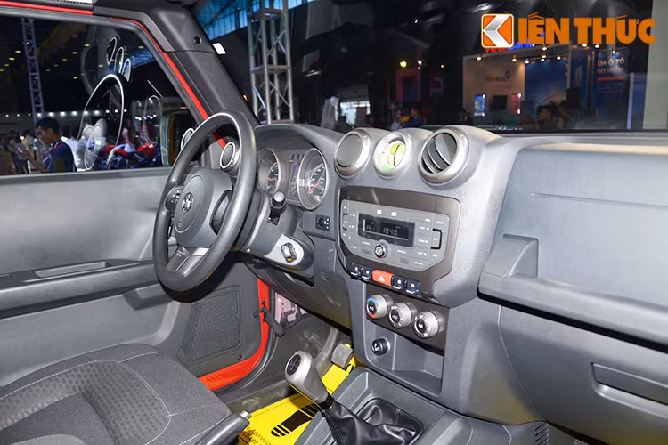 Bên trong, vì đi theo hướng offroad nên trang bị chỉ ở mức tiện ích như điều hoà, nhiều hốc để đồ, bảng đồng hồ hiển thị thông tin độ dốc, phương hướng, độ cao và áp suất khí quyển.