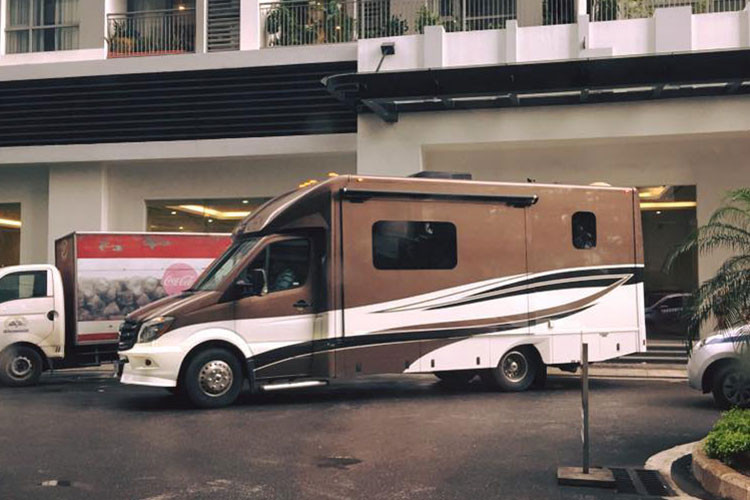 Đây là chiếc xe mang tên Regenade Villagio được phát triển dựa trên mẫu xe du lịch Mercedes-Benz Sprinter nhưng được bổ sung nhiều tiện nghi bên trong như một căn hộ thu nhỏ. Kích thước của Mercedes-Benz Regenade Villagio lên tới 7.620mm chiều dài và 3.327mm chiều cao.