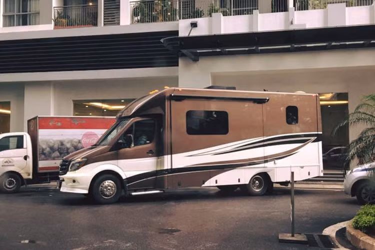 Đây là chiếc xe mang tên Regenade Villagio được phát triển dựa trên mẫu xe du lịch Mercedes-Benz Sprinter nhưng được bổ sung nhiều tiện nghi bên trong như một căn hộ thu nhỏ. Kích thước của Mercedes-Benz Regenade Villagio lên tới 7.620mm chiều dài và 3.327mm chiều cao.