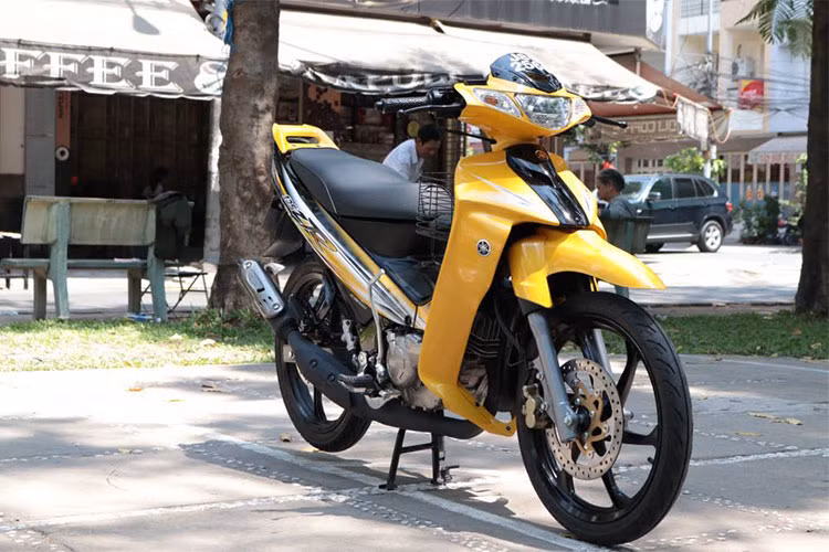 Ra mắt lần đầu vào năm 1998 nhưng tới nay, mẫu xe 2 kỳ Yamaha 125ZR 2016 mới (hay Yamaha Z125 hay "Ya cá mập" theo cách gọi của dân chơi Việt Nam) vẫn đang được sản xuất tại Malaysia. Được nhập về bởi một số cửa hàng tư nhân, hiện 125ZR đã trở thành một dòng xe đắt giá, với tổng giá trị lên tới khoảng 250 triệu đồng khi "ra biển".