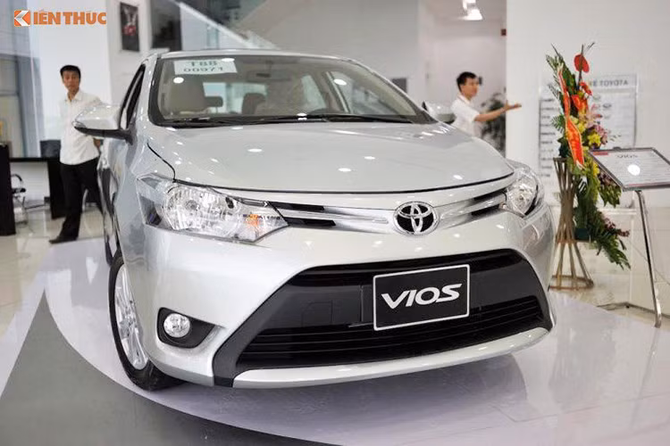 Tính theo mẫu xe, Toyota Vios vẫn là "vua doanh số" trong danh sách 10 ôtô bán chạy nhất tháng 5/2018 với doanh số gần 2.300 xe bán ra, tăng 30% so với cùng kỳ năm ngoái và là mức tăng ấn tượng khi đang ở vị trí số 1. Tính chung 5 tháng, mẫu xe này cũng vô đối khi tăng gấp rưỡi so với cùng kỳ với hơn 10.600 xe bán ra.