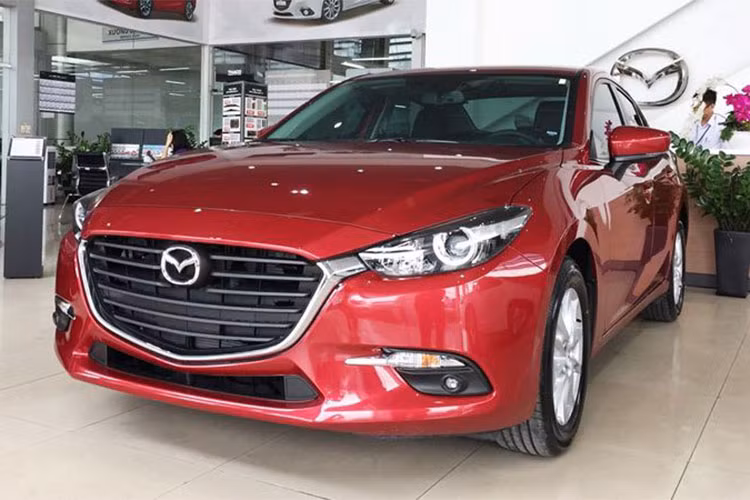 Trong tháng 5/2018 vừa qua, doanh số của mẫu Mazda3 đã tăng nhẹ ở mức 1.139 xe bán ra, tăng 19% so với cùng kỳ. Trong tháng 6/2018, giá xe Mazda3 hiện vẫn ổn định ở mức 659 triệu tới 750 triệu đồng với 3 phiên bản tùy chọn.