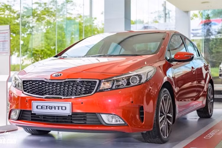 Tuy vậy, tăng trưởng ấn tượng nhất trong top 10 ô tô bán chạy nhất Việt Nam tháng 5/2018 thuộc về Kia Cerato với mức tăng tới 126% so với cùng kỳ, lần đầu tiên vượt qua mốc 1.000 xe/tháng với 1.045 xe bán ra tháng qua. Tính chung từ đầu năm, Cerato cũng có mức tăng trưởng mạnh thứ hai thị trường với mức tăng 109%, đạt hơn 4.400 xe bán ra.