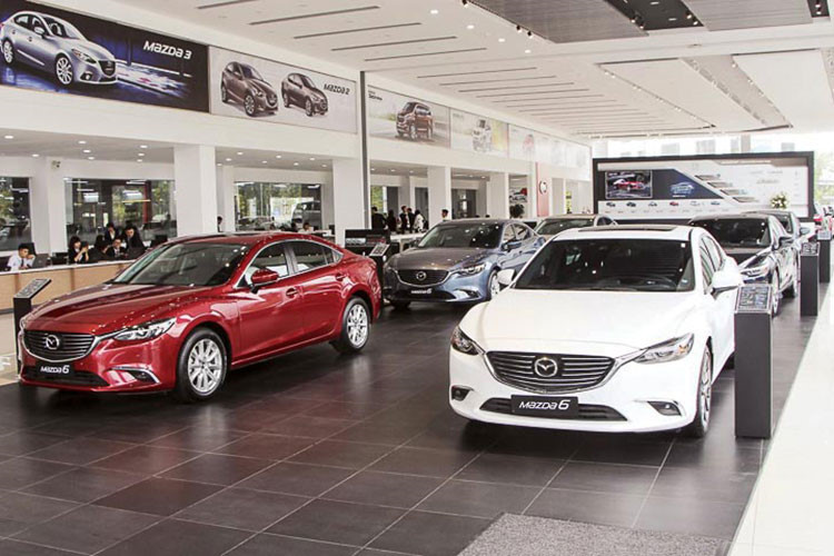 Tương tự như những tháng đầu năm, thị trường ôtô Việt tiếp tục mất cân đối về nhập khẩu và sản xuất trong nước khi xe nhập khẩu gặp khó và gần như đóng băng do những quy định mới. Bù lại, xe lắp ráp trong nước có mức tăng trưởng mạnh mẽ do nhu cầu tăng khi nhiều người dân không thể chờ xe nhập và thực tế xe nhập cũng không giảm như mong đợi.