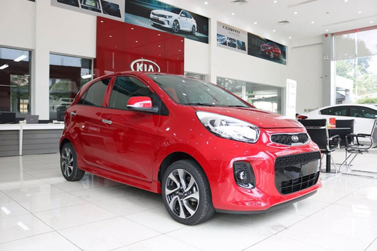 Trong tháng 5/2018, Kia Morning có doanh số 849 xe, giảm 16% so với cùng kỳ năm trước. Với mức giá chỉ từ 290 tới 390 triệu đồng cho 5 phiên bản tùy chọn, đây là lựa chọn của nhiều người tiêu dùng do có giá thành rẻ, nhỏ gọn và phù hợp với giao thông Việt Nam.