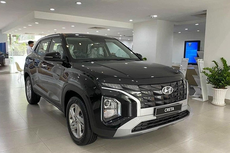 Hyundai Creta là mẫu xe thứ 3 của thường hiệu Hàn Quốc góp mặt trong Top 10 xe bán chạy của tháng. Trong tháng 7/2022, mẫu xe mới của Hyundai Thành Công đạt 978 xe, tăng hơn 100 xe so với doanh số của tháng trước. Hyundai Creta vừa được Hyundai Thành Công ra mắt vào cuối tháng 3/2022 dưới dạng nhập khẩu từ Indonesia.