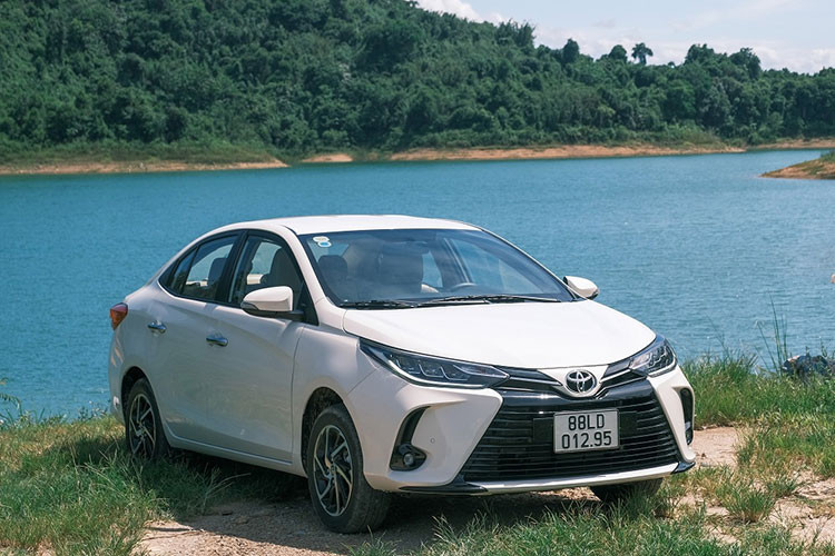 Sau một tháng rời khỏi Top 10 xe bán chạy nhất tháng, doanh số bán ra của Toyota Vios trong tháng 7 đã tăng gần 500 xe so với tháng trước. Kết quả này giúp Vios đứng ở vị trí thứ 5 trong bảng xếp hạng. Hiện, Toyota Vios được lắp ráp trong nước với tổng cộng 6 phiên bản, tăng 1 phiên bản đặc biệt (Vios GR-S) so với trước đây.