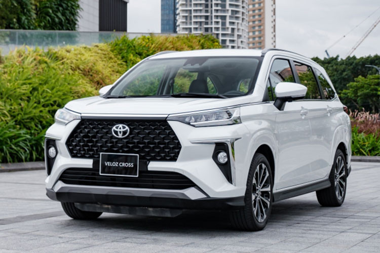 Dù chỉ mới ra mắt người dùng Việt vào cuối tháng 3/2022, Toyota Veloz Cross đã lập tức nhận được sự quan tâm của đông đảo khách hàng. Bằng chứng là trong tháng 7 lượng xe bán ra của của Veloz Cross đạt 1.395 xe bán ra, giữ vị trí thứ 3 trong bảng xếp hạng. Mới đây, rộ thông tin Toyota Veloz Cross sẽ sớm được chuyển sang lắp ráp trong nước.