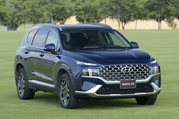 Tháng 7/2022 vừa qua, Hyundai SantaFe bán ra 1.014 xe, tăng gần 600 xe so với tháng 6. Với kết quả này giúp cho Santa Fe trở lại vị trí thứ 7 trong bảng xếp hạng. Hyundai SantaFe thế hệ mới ra mắt vào tháng 5/2021 và được TC Motor lắp ráp trong nước.