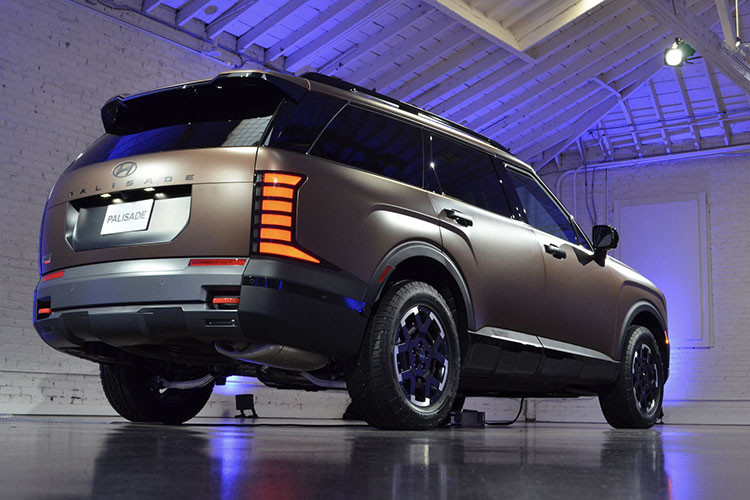 Ngoài ra, khoảng sáng gầm xe SUV Hyundai Palisade XRT Pro 2026 cũng được nâng thêm 2,54 cm, đạt mức 21,3 cm mang đến khả năng vượt chướng ngại tốt hơn. Hyundai còn thiết kế lại cản trước và sau giúp cải thiện các góc vượt địa hình đáng kể: góc tới đạt 20,5 độ, góc thoát 22,4 độ và góc vượt đỉnh dốc 18,3 độ.