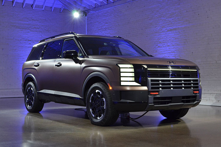  Hyundai Palisade XRT Pro 2026 mới được phát triển nhằm tối ưu hóa khả năng vận hành off-road, hứa hẹn sẽ là lựa chọn hấp dẫn cho những ai đam mê khám phá và chinh phục các cung đường khó. Điểm nhấn nổi bật nhất của Palisade XRT Pro chính là bộ khóa vi sai điện tử cầu sau độc quyền giúp phân bổ lực kéo hiệu quả hơn khi vượt địa hình. 