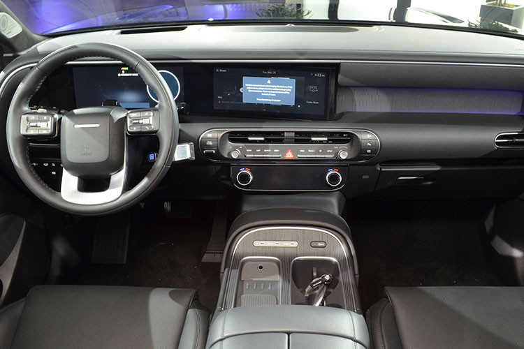 Theo Hyundai, phiên bản XRT Pro sẽ được bán tại Mỹ từ giữa năm nay, cùng với các biến thể nâng cấp khác của Palisade. Dù giá xe Hyundai Palisade XRT Pro 2026 chưa được công bố chính thức nhưng nhiều khả năng sẽ cao hơn mức 44.525 USD (tương đương khoảng 1,15 tỷ đồng) – mức khởi điểm của bản XRT tiêu chuẩn.