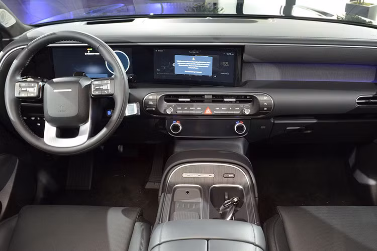 Theo Hyundai, phiên bản XRT Pro sẽ được bán tại Mỹ từ giữa năm nay, cùng với các biến thể nâng cấp khác của Palisade. Dù giá xe Hyundai Palisade XRT Pro 2026 chưa được công bố chính thức nhưng nhiều khả năng sẽ cao hơn mức 44.525 USD (tương đương khoảng 1,15 tỷ đồng) – mức khởi điểm của bản XRT tiêu chuẩn.
