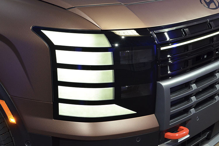 Bộ lốp gai lớn AT kích thước 255/60R18 kết hợp với la-zăng thiết kế riêng càng tăng thêm vẻ hầm hố và tính thực dụng cho chiếc SUV này. Một chi tiết nhỏ nhưng gây chú ý là móc kéo phía sau được sơn đỏ nổi bật, tạo điểm nhấn thể thao cho ngoại hình xe.