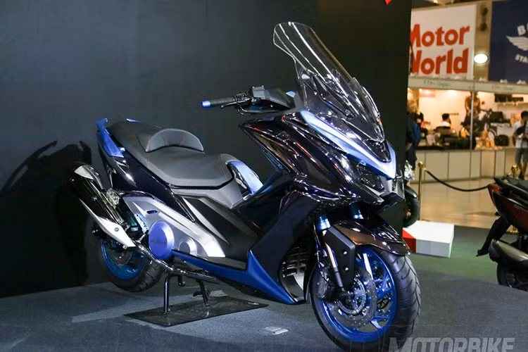  AK550 2017 được trang bị bộ khung nhôm đúc CF siêu nhẹ với kích thước tiêu chuẩn của dòng xe ga cỡ lớn với 2.165 x 795 x 1.400 mm (dài x rộng x cao), với chiều dài cơ sở là 1.580 mm, chiều cao yên xe là 785 mm, được trang bị bình xăng 15 lít và có tổng trọng lượng là 226 kg.