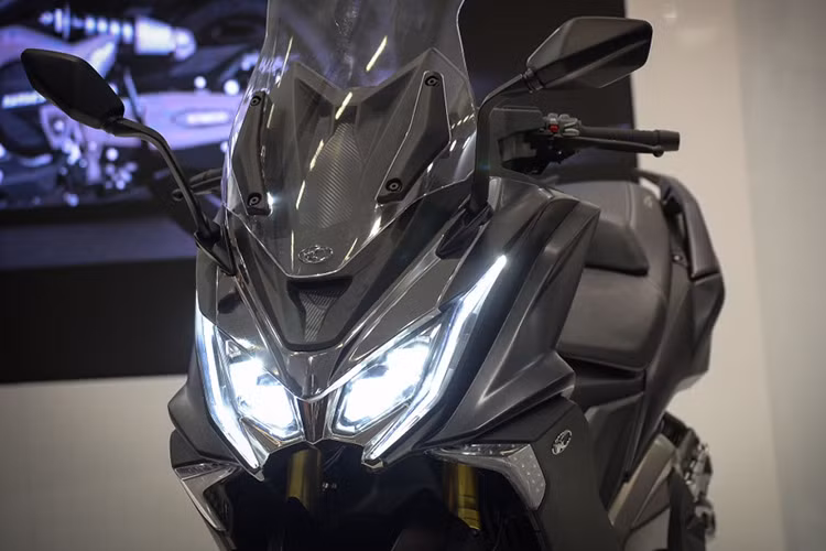 Kymco AK550 phiên bản 2017 được thiết kế với vẻ ngoài hiện đại, hầm hố và vô cùng ấn tượng. Bên cạnh thiết kế gọc cạnh, điểm ấn tượng nhất chiếc xe ga AK550 này đến từ bộ đèn pha LED với thiết kế hiện đại với những đường gân dập nổi ấn tượng.