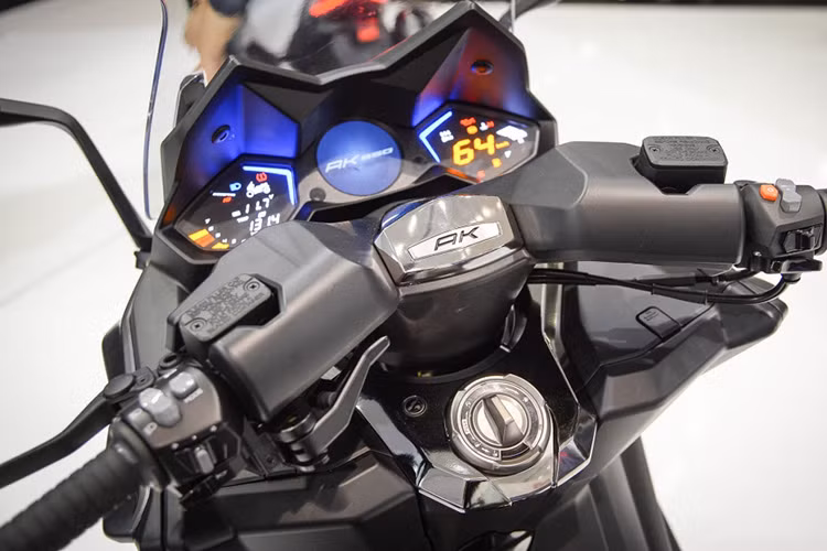 Cụm tay lái của xe được thiết kế dạng gãy với hàng loạt các nút bấm được trang bị hai bên, xe dùng chìa khoá thông minh không chìa như trước đây. Cụm đồng hồ của xe thiết kế ấn tượng dạng màn hình lcd được chia làm 3 ô với đầy đủ các thông sỗ kỹ thuật, cảnh báo...