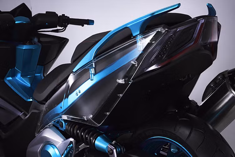 Phần đuôi của xe nổi bật với cụm đèn hậu dạng LED, thiết kế khá khác biệt so với những mẫu xe tay ga từng ra mắt trước đó. Ống-xả thiết kế vắt ngược lên cao, ốp bằng nhựa chống bỏng cho người ngồi phía sau.