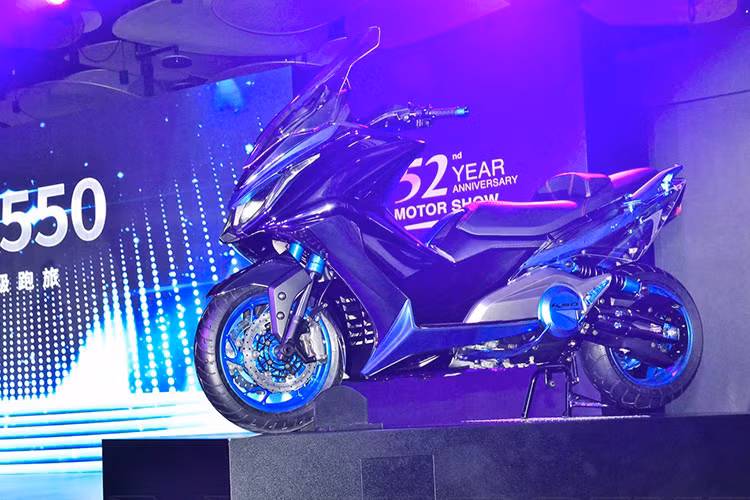 Với thiết kế hiện đại và được trang bị nhiều công nghệ, thương hiệu xe máy Đài Loan, Kymco đang kỳ vọng mẫu xe tay ga phân khối lớn này sẽ phát triển mạnh tại thị trường Châu Âu trong thời gian tới. Hiện giá bán của mẫu Kymco AK550 2017 vẫn chưa được tiết lộ.