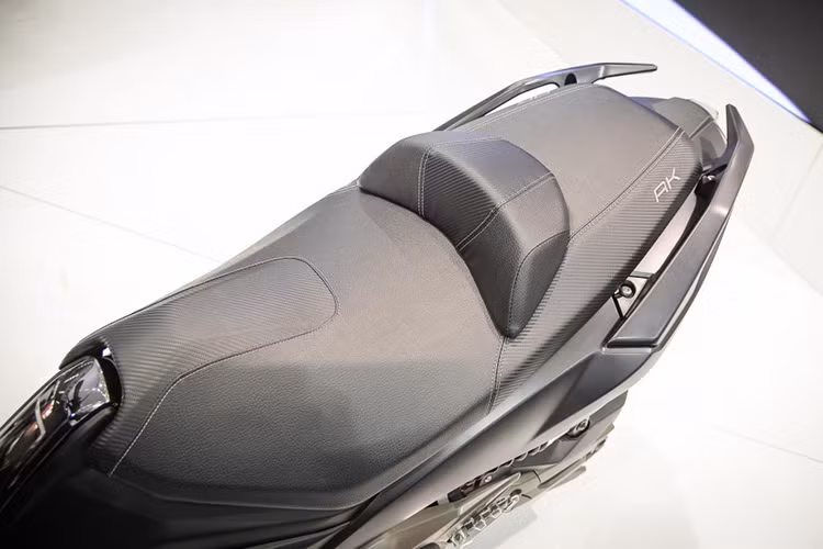 Cánh chắn gió trên cao xe được thiết kế lớn và ấn tượng, cặp đèn xi-nhan tích hợp ở cánh yếm trước của xe. Kính chắn gió của siêu xe tay ga này cũng được thiết kế lớn. Yên xe của AK550 to bản, thoải mái cho hai người ngồi khi sử dụng trên những hành trình dài.