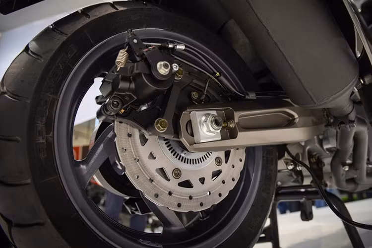 Hệ thống treo sau đơn được đặt lệch về phía bên trái của xe. Cặp heo dầu Brembo Monobloc và phanh đĩa đơn sau có đường kính 260 mm, cả 2 phanh đĩa trước và sau của AK550 điều được trang bị hệ thống chống bó cứng phanh ABS tiêu chuẩn.