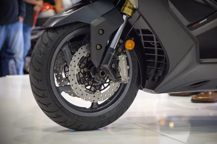 Trên mẫu xe tay ga phân khối lớn AK550 phiên bản 2017 được trang bị hệ thống treo cực chất với cặp phuộc hành trình ngược (upside-down) có đường kính 41mm, xe sử dụng vành 5 chấu cùng phanh đĩa đôi phía trước cỡ 280mm của thương hiệu Brembo.