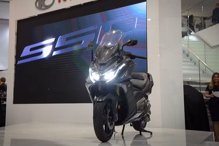  Kymco AK550 2017 là mẫu xe tay ga phân khối lớn mới nhất của Kymco, nó được xem là lá cờ tiên phong cho các mẫu xe nối tiếp phân khúc xe tay ga cao cấp của hãng. Theo hãng xe Đài Loàn cho biết, chiếc xe sẽ mang đủ các tiêu chí như: sang trọng, mạnh mẽ, đa dụng và thoải mái.