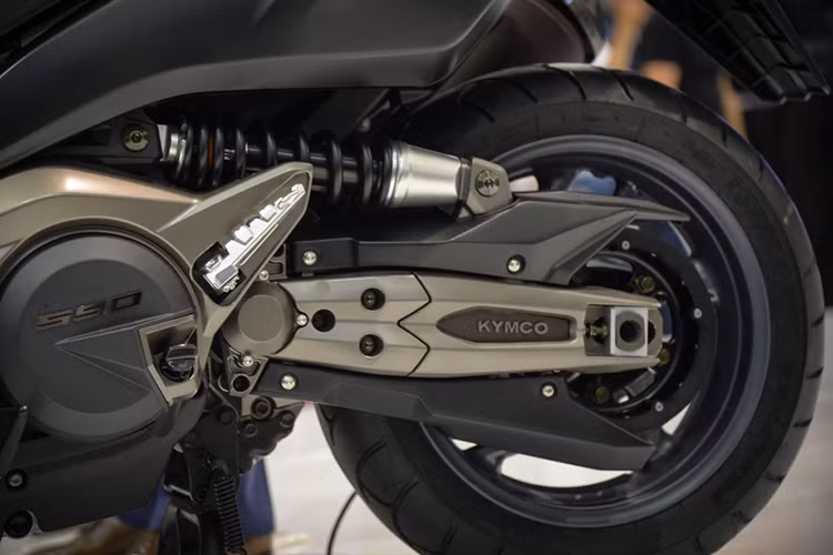 AK550 2017 sở hữu khối động cơ 2 xy-lanh song song, 4 thì, DOHC với dung tích 550,4 phân khối và được làm mát bằng chất lỏng, sản sinh công suất tối đa lên đến gần 53 mã lực tại vòng tua 7.500 vòng/phút và mô-men xoắn cực đại 55,64 Nm tại vòng tua 5.500 vòng/phút, với hệ thống truyền động CVT cùng với đó là hai chế độ lái Rain và Full Power.