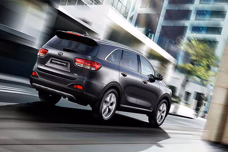 Ngoài ra, xe còn đượng hãng xe ôtô Kia trang bị cho các tùy chọn bao gồm; mâm kích thước từ 17 đến 19 inch và hai màu sơn ngoại thất mới là nâu (Rich Espresso) và xanh dương (Gravity Blue) độc đáo.