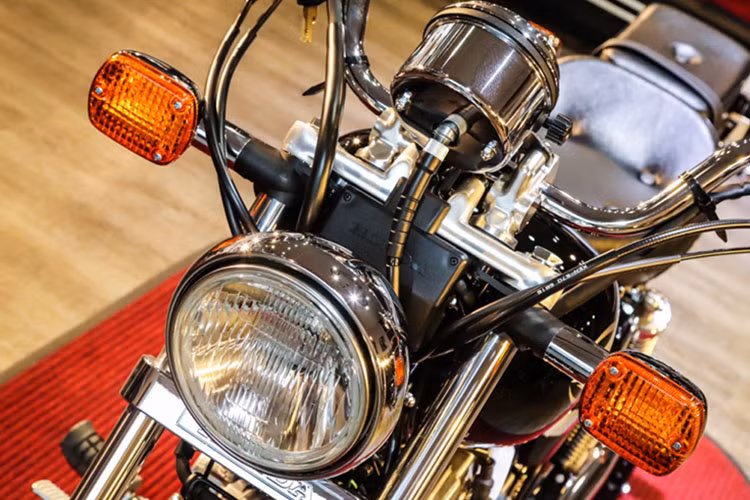 Trên phiên bản Honda Rebel đời 2016 này, nó gần như giữ nguyên toàn bộ thiết kế từ lúc được ra đời. Xe vẫn sở hữu các chi tiết cổ điển sau hàng chục năm qua như đèn pha thiết kế hình tròn với bóng dạng halogen, xi nhan tách rời đặt cao và thêm chi tiết chống gãy.