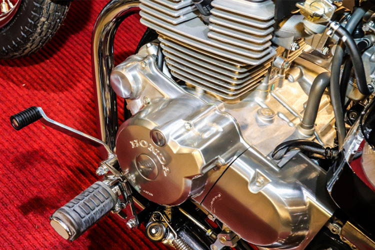 Chiếc xe Honda Rebel 250 phiên bản 2016 này mang mã CMX250C và được trang bị khối động cơ hai xi-lanh thẳng hàng, dung tích 234 phân khối, sản sinh công suất tối đa 17 mã lực tại vòng tua máy 6.500 vòng/phút và mô-men xoắn cực đại đạt 16,8 Nm tại vòng tua 5.500 vòng/phút.