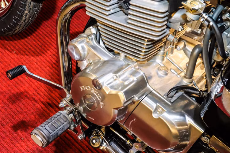 Chiếc xe Honda Rebel 250 phiên bản 2016 này mang mã CMX250C và được trang bị khối động cơ hai xi-lanh thẳng hàng, dung tích 234 phân khối, sản sinh công suất tối đa 17 mã lực tại vòng tua máy 6.500 vòng/phút và mô-men xoắn cực đại đạt 16,8 Nm tại vòng tua 5.500 vòng/phút.